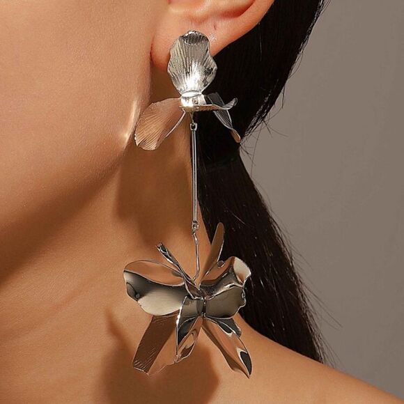 Zara Jewelry - silver flower drop earrings H62